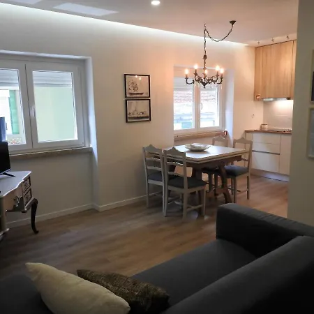 Carlos Place Apartman *